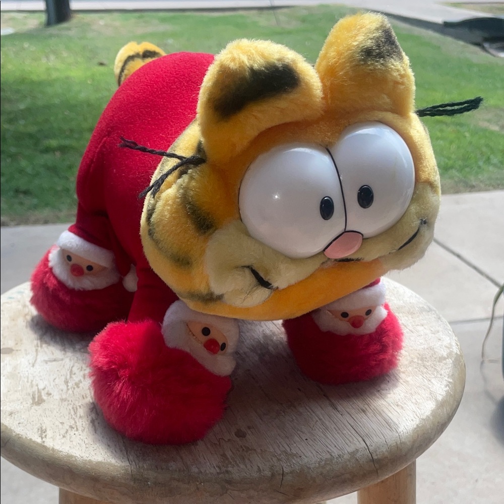 Garfield Christmas 1981 vintage plush toy with Santa slippers